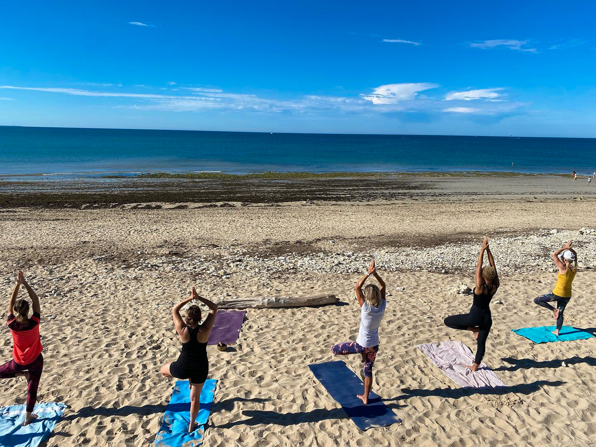 Cours de yoga sur la plage